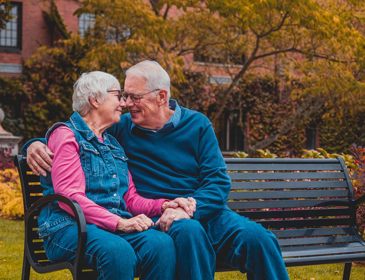 Adultos de tercera edad disfrutando de la vida